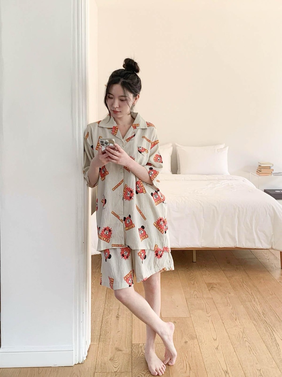 디즈니 도치미키반팔세트 베이지 남자 여자 여름 파자마 홈웨어 선물 커플 - 상세 이미지 2