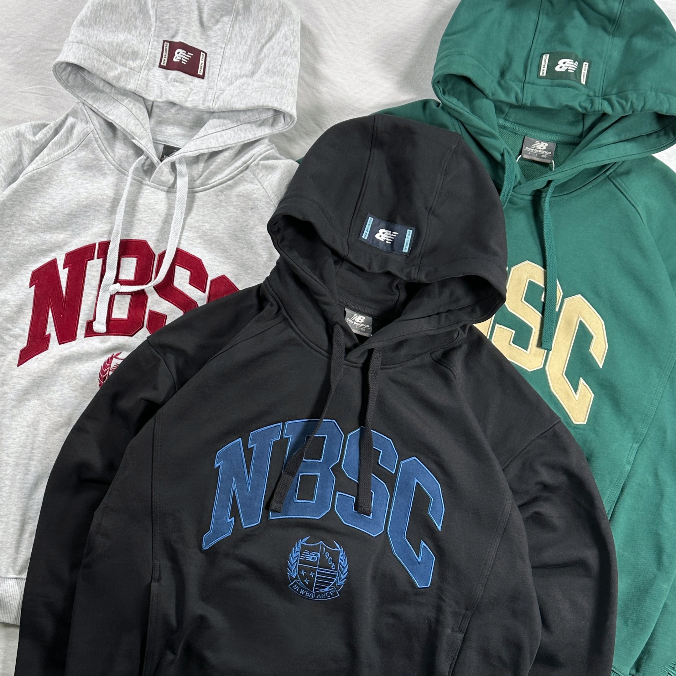 뉴발란스 후드티 NBSC 엠블럼 세미 오버핏 후드 티셔츠  - 상품 이미지