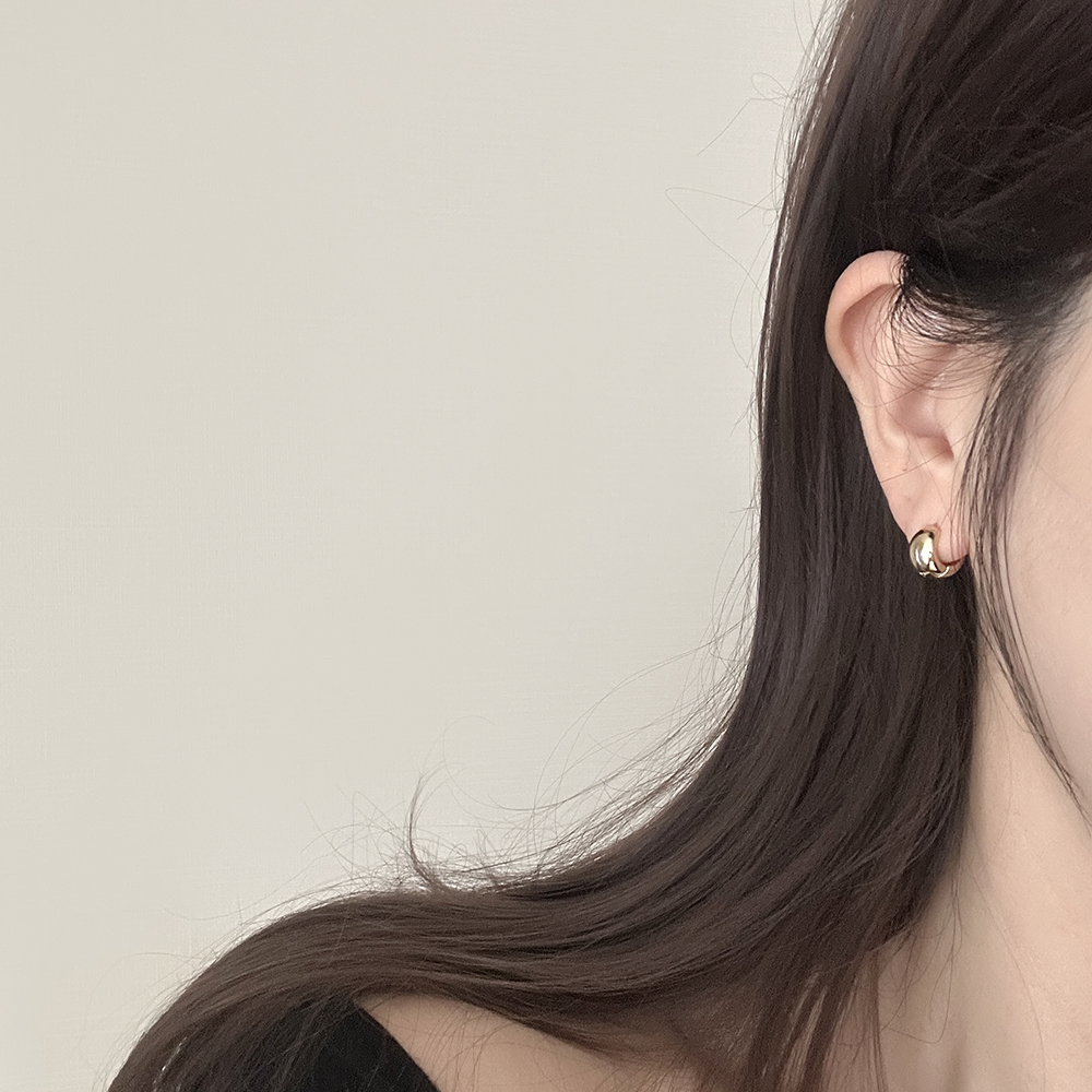 미니 동글 볼륨 원터치 링 귀걸이 2컬러 티타늄 출근룩 데이트 하객코디 - 상세 이미지 3