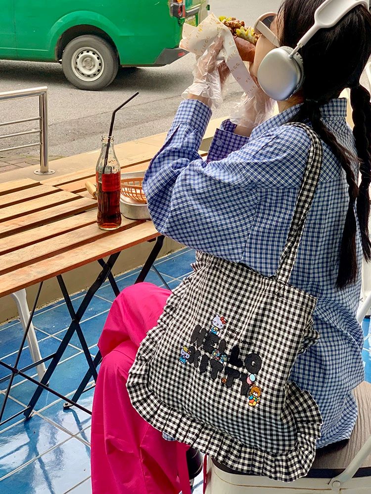 헬로 키티 숄더백 데일리 체트 대용량 캐주얼 가방 에코백 연꽃잎 레이스 블랙 앤 화이트 체크 - 상세 이미지 2