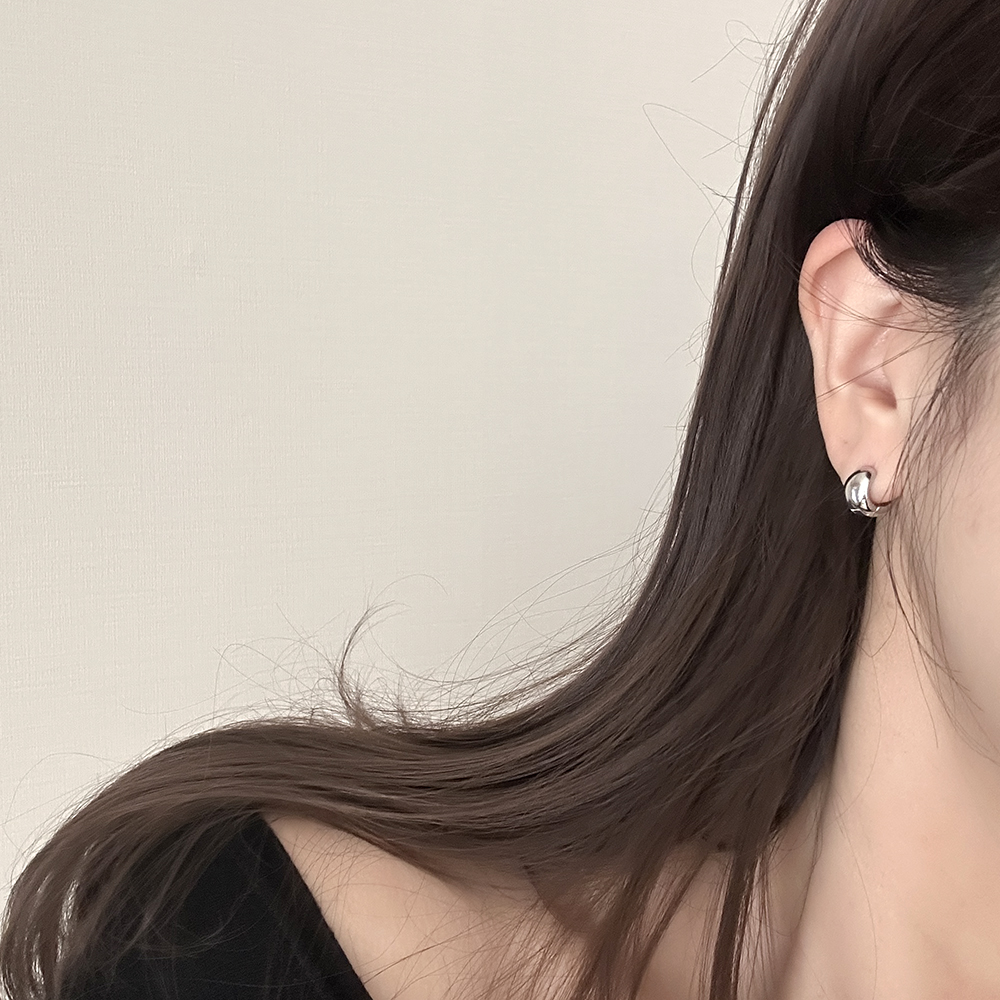 미니 동글 볼륨 원터치 링 귀걸이 2컬러 티타늄 출근룩 데이트 하객코디 이미지 7