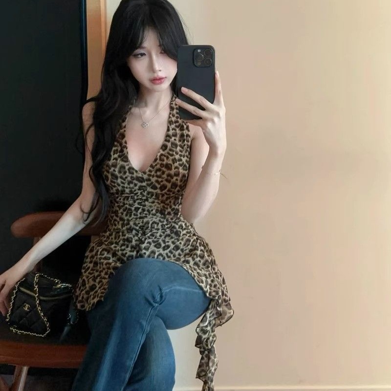 여성 여름 호피 홀터넥 민소매 브이넥 셔링 주름 스트랩 디자인 슬림핏 쉬폰 나시 블라우스 - 상세 이미지 4