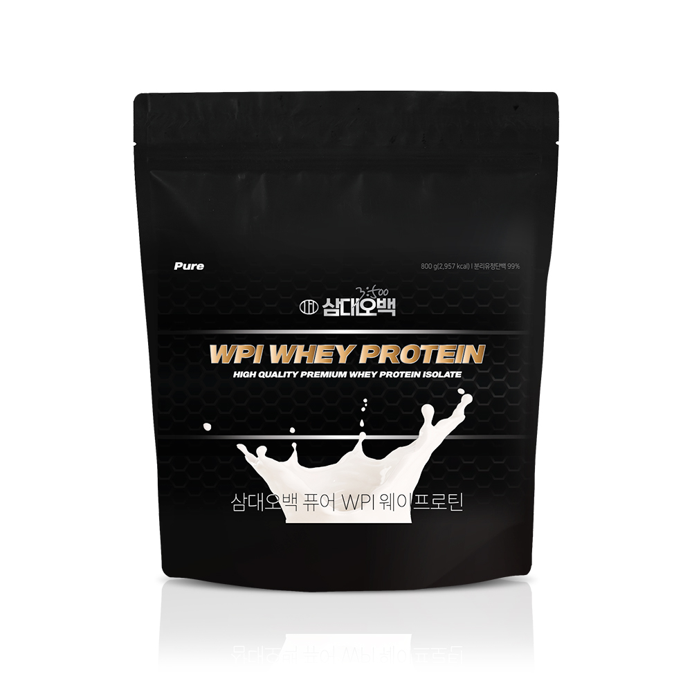 정면을 바라본 검은색 파우치 형태의 800g 제품 패키지로, 흰색 우유 튀김 일러스트와 함께 WPI 웨이 프로틴의 제품명이 표기되어 있음