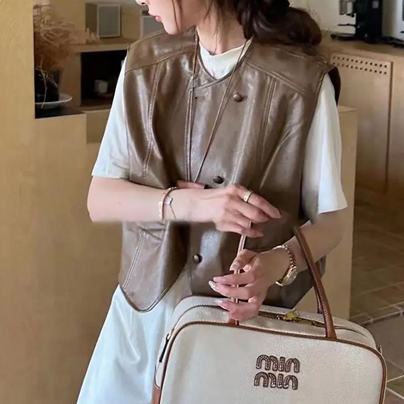 조끼 여성 민소매 고급 인조가죽 레더 크롭기장 클래식 버튼여밈 가슴포켓 데일리 블랙 M - 상세 이미지 4