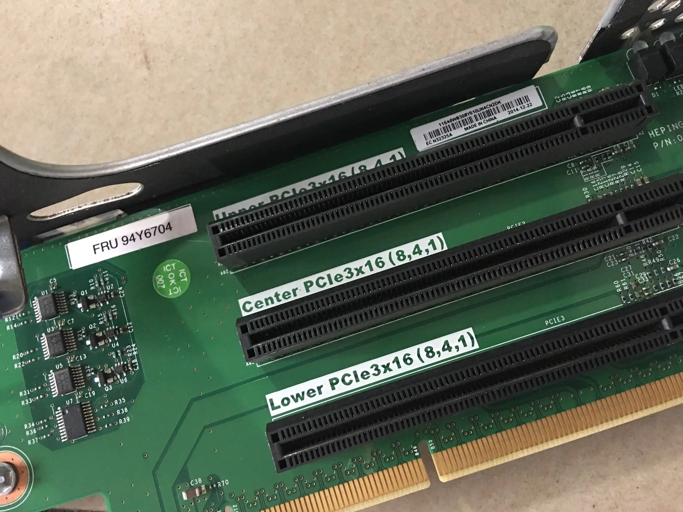 철 프레임 어셈블리가 포함된 IBM X3650 M4 PCIE X16 확장 카드94Y6704