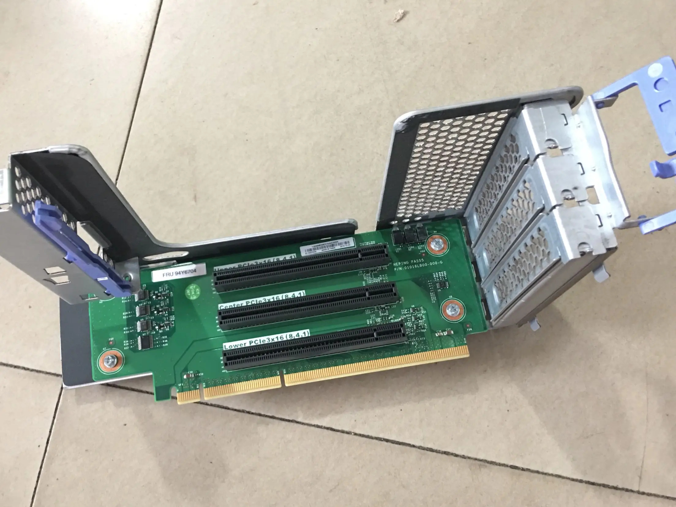 철 프레임 어셈블리가 포함된 IBM X3650 M4 PCIE X16 확장 카드94Y6704