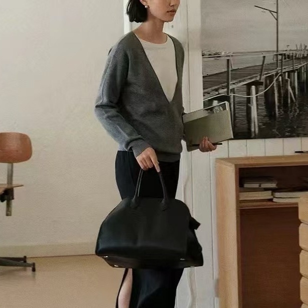여성 루즈핏 긴팔 스웨터 부드러운 포근한 데일리 깊은 브이넥 레이어드 베이직 미니멀 모던 - 상세 이미지 4
