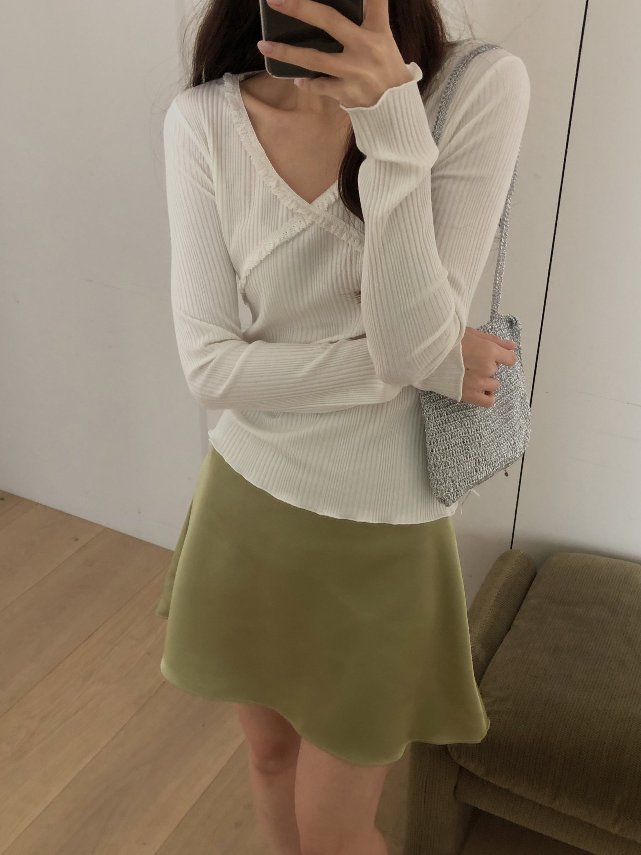 오버무드 봄신상 하이웨스트 플레어 뒷밴딩 샤틴 A라인 미니 스커트 - 상세 이미지 3
