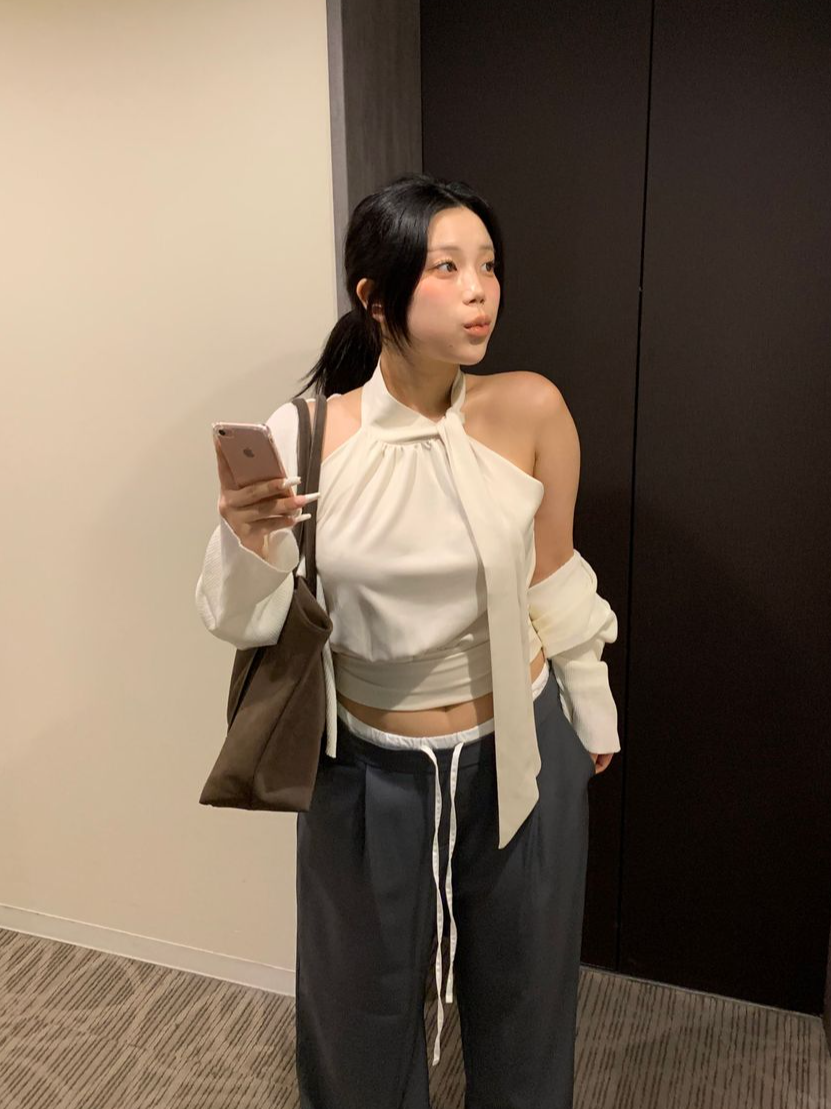 케라 셔링 크롭 리본 타이 홀터 나시 블라우스