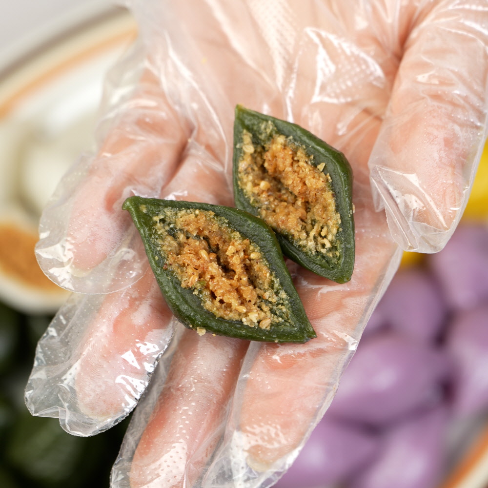 싸리재 참깨 가득 [ 현미 쑥송편 500g ] 국산 깨송편 쑥떡 추석 명절 이미지 3
