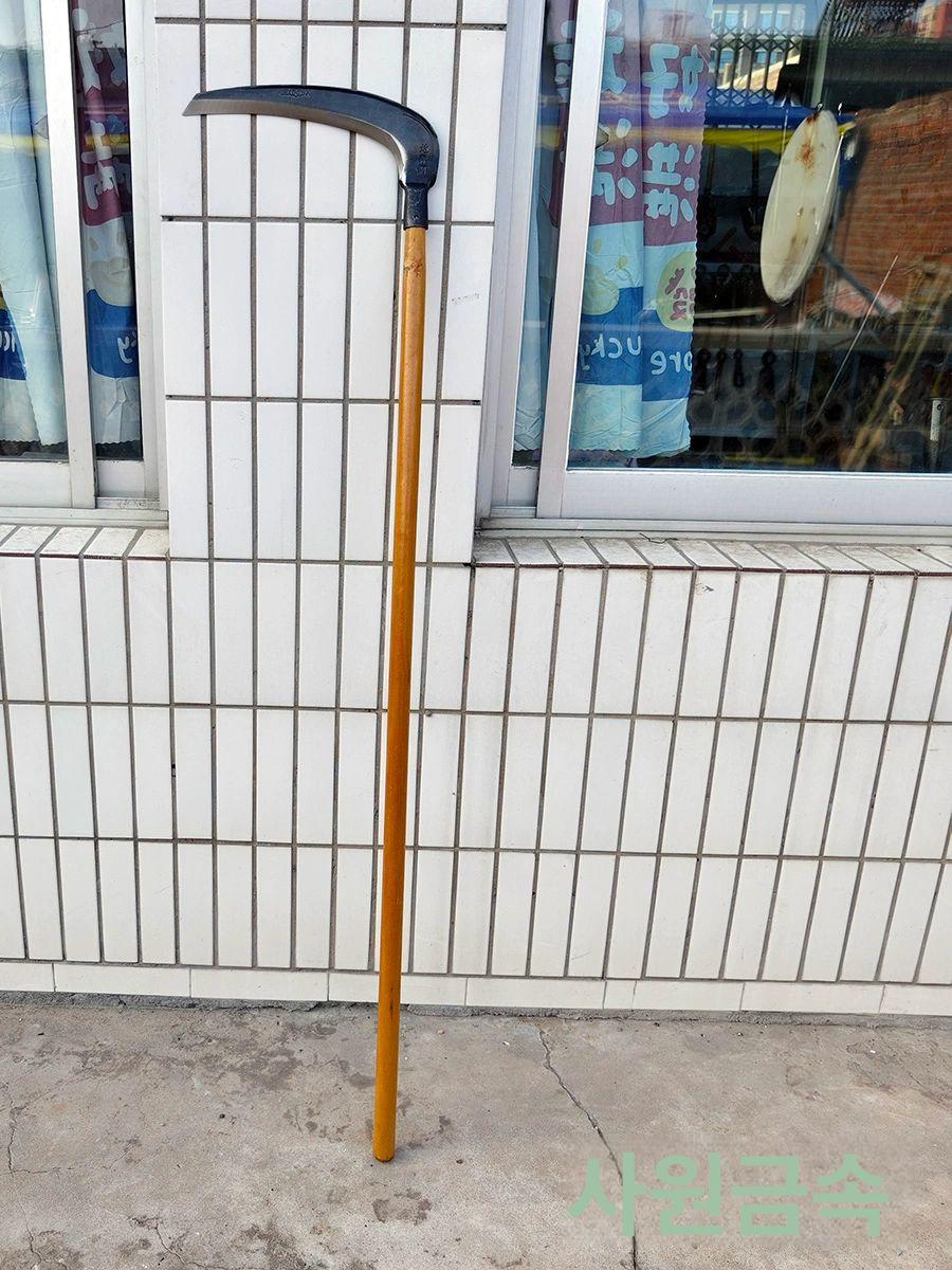 장대낫 긴낫 농기구 고강도 탄소강 예리한 톱날형 칼날 견고한 원목 손잡이 밭일 정원 잡초 화이트 60도 이상 18cm - 상세 이미지 4