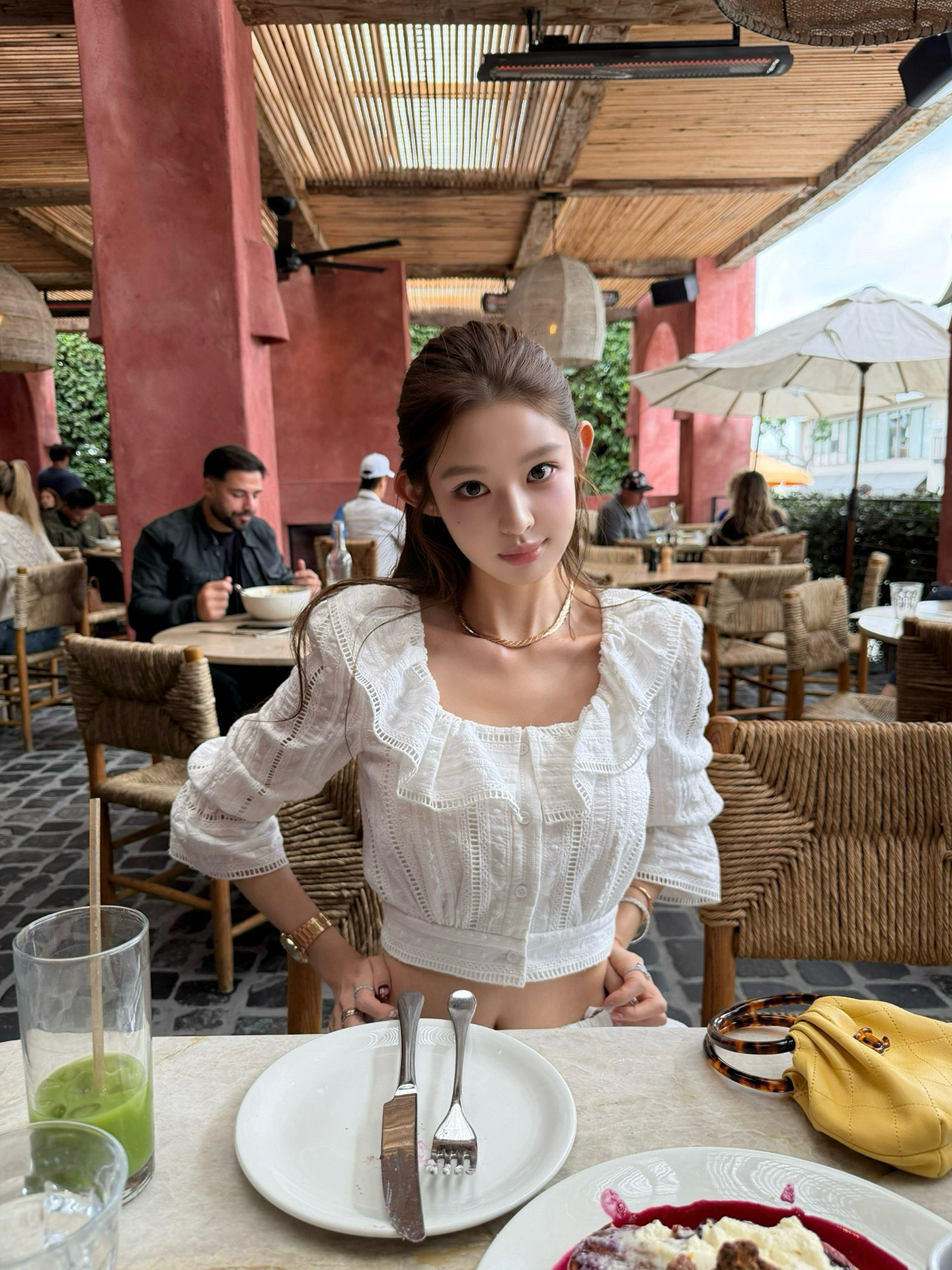 MORNINGFAN 프릴블라우스 레이스 자수 펀칭 크롭 화이트 오프숄더 반팔 여성블라우스 - 상품 이미지