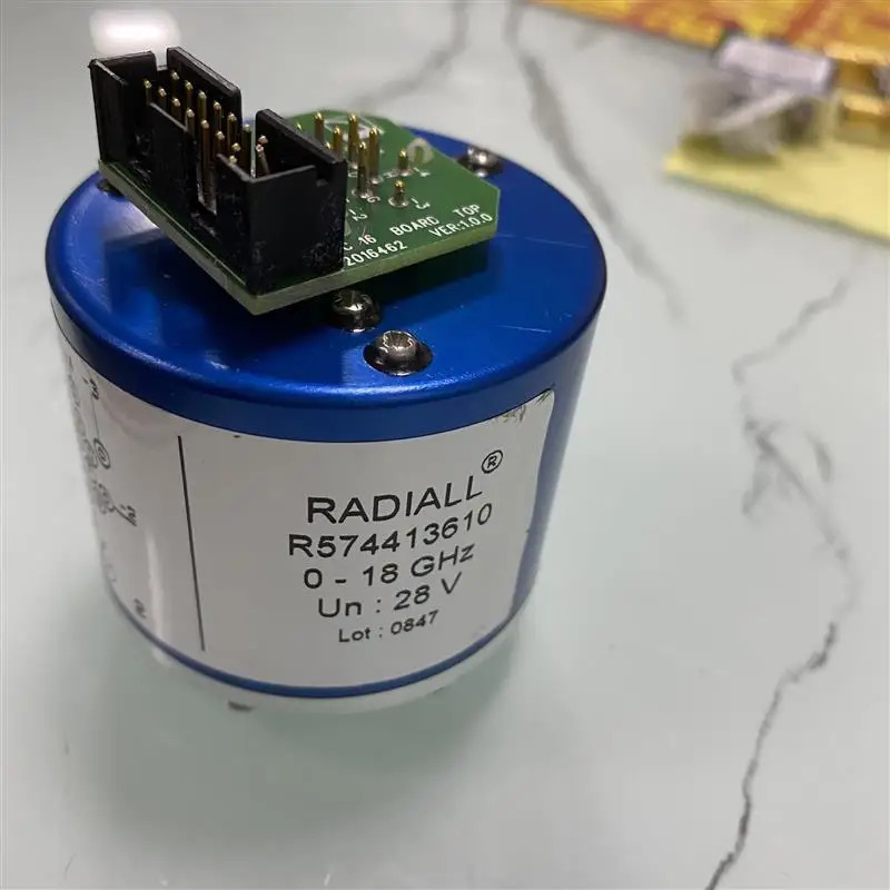 방사형 R 574413610  0-18GHz 28V 동축 스위치 SP6T RAMS호환es SMA
