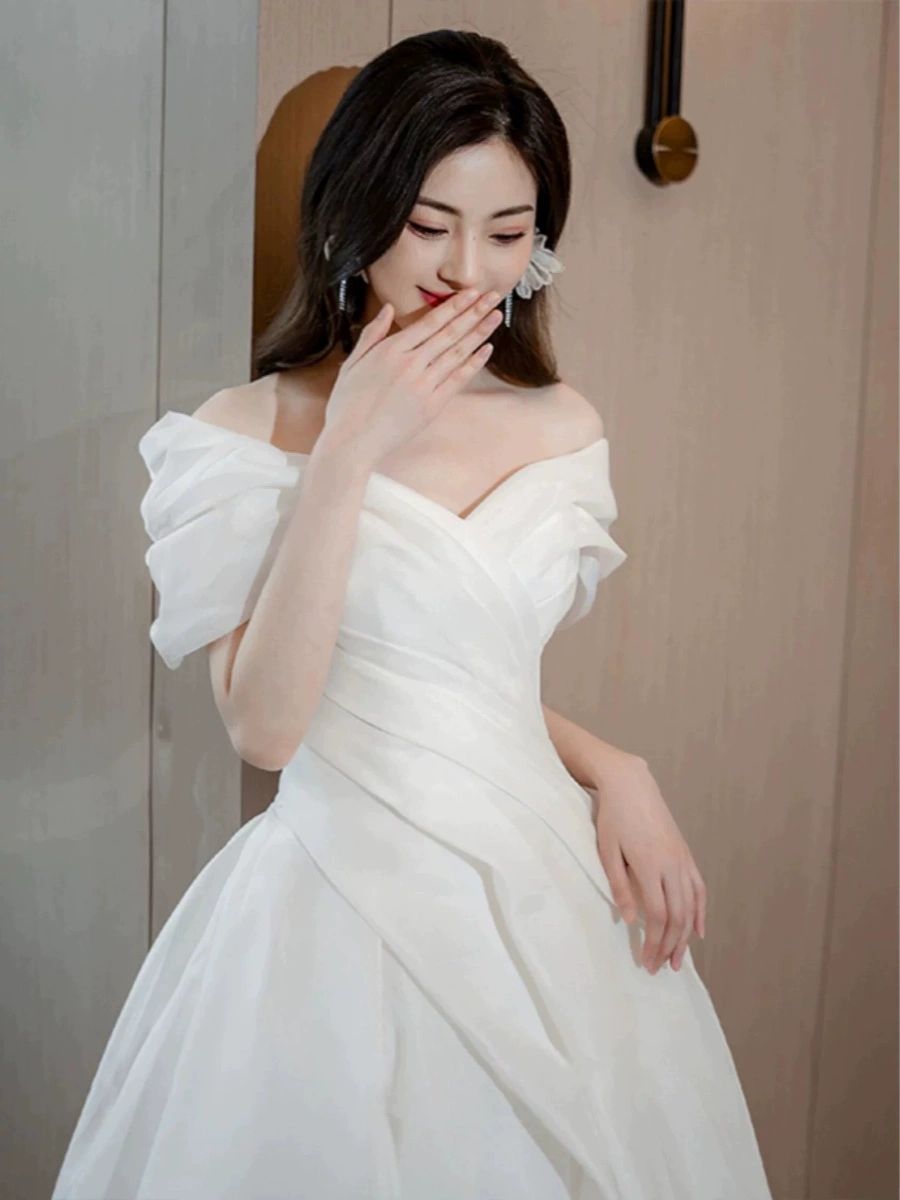 루나 새틴 드레이프 웨딩드레스 어깨라인 예뻐 보이는 오프숄더 브이넥 드레스 여신 실루엣 - 상세 이미지 2
