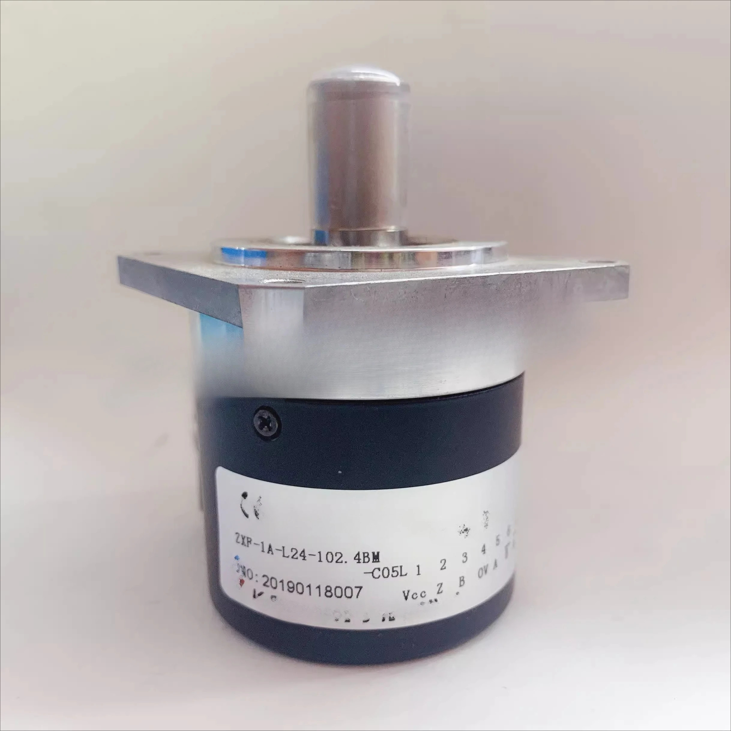 ZXF-1A-L24-102.4BM-C05D 산업 자동화 솔리드 샤프트 15mm10 핀 플매트 카펫 러그 인코더액세서리