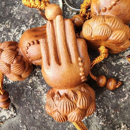 복숭아나무 원목 합장손 연꽃 조각 열쇠고리 행운 기원 부적 전통 공예 장식 소품