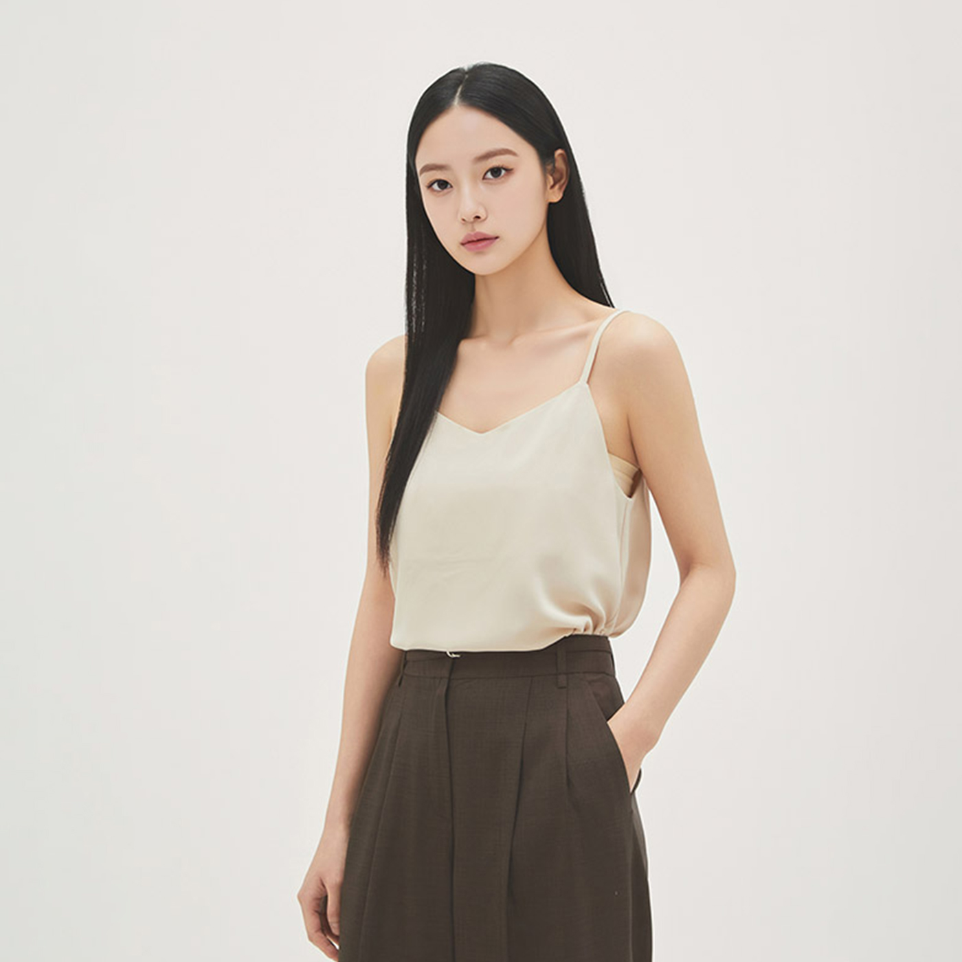 로엠 베이직 나시 블라우스 RMBNG24R01 이미지 4