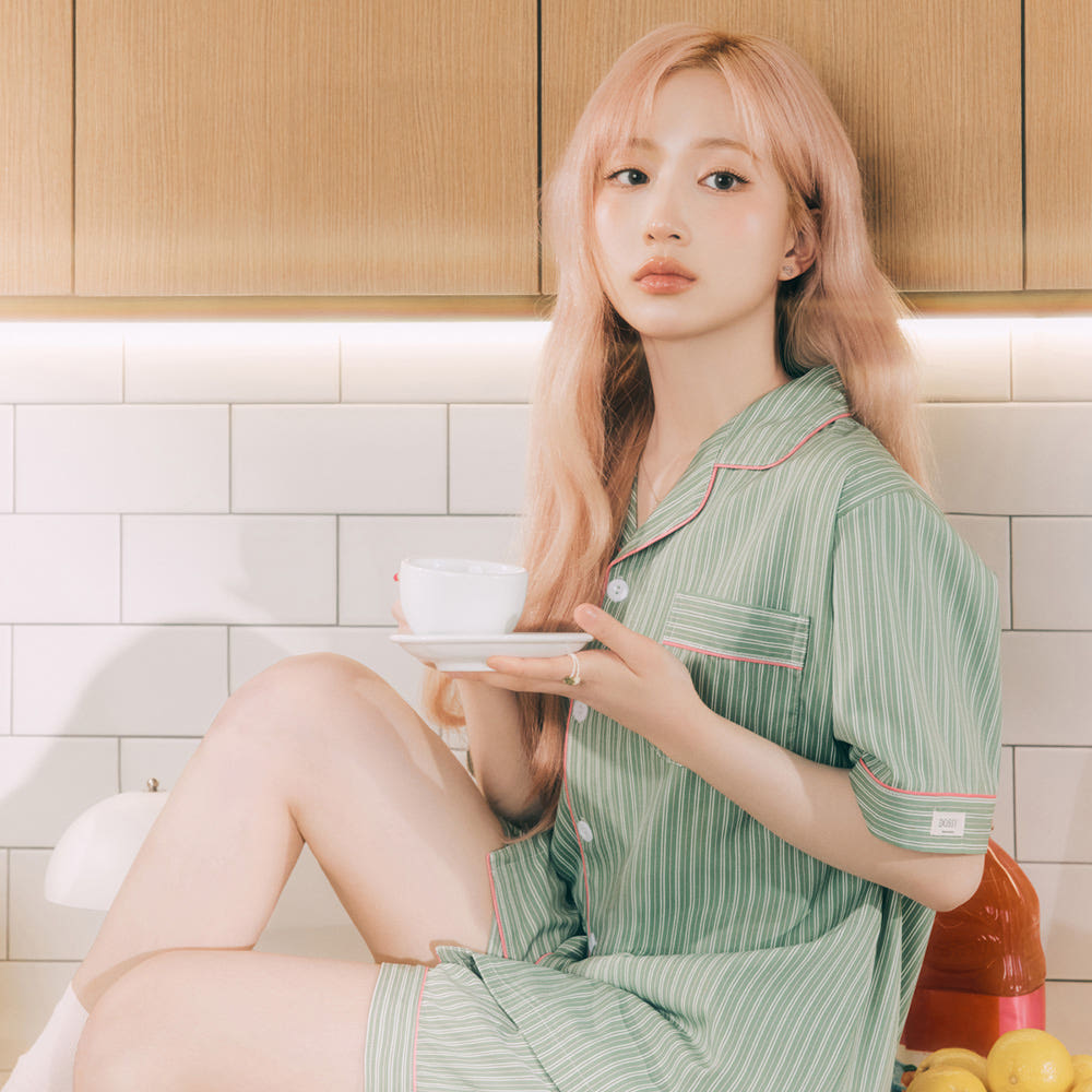 DOSSY 실크핏 웬즈데이 반팔 카라 커플 잠옷 세트 여름 홈웨어