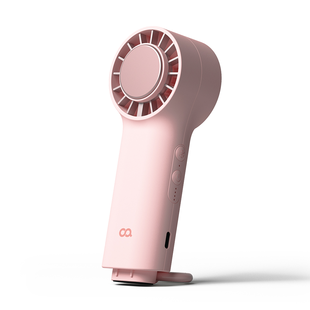 핑크 톤의 투톤 컬러 휴대용 선풍기를 정면에서 촬영한 모습으로, 흰색 송풍구 테두리와 스탠드가 장착되어 있음