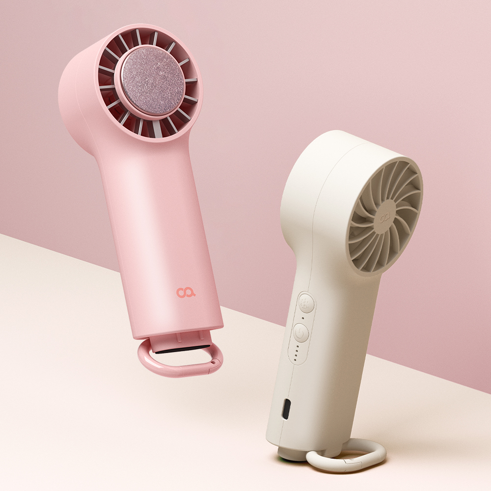 핑크색과 크림색 선풍기의 측면 모습으로 손잡이, 제어 버튼, 분사 각도를 조절할 수 있는 구조가 보이는 장면
