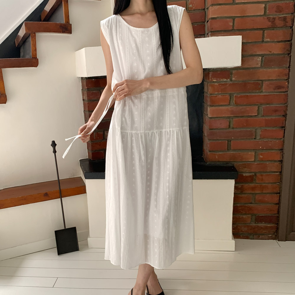 허리 스트링 리본 펀칭 민소매 원피스 봄 여름 롱원피스 자수 레이스 화이트 셔링 블랙 - 상세 이미지 4