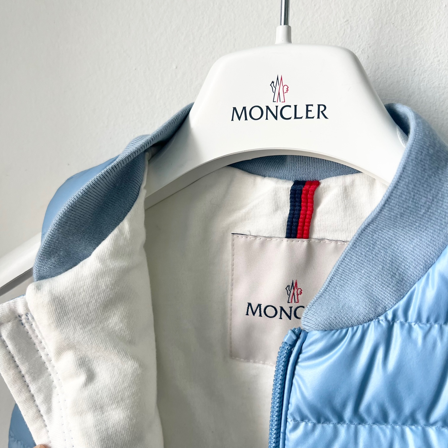 26SS 몽클레르 베이비 Rezzan 패딩 베스트 라이트블루 1A00017597YX - 상세 이미지 3