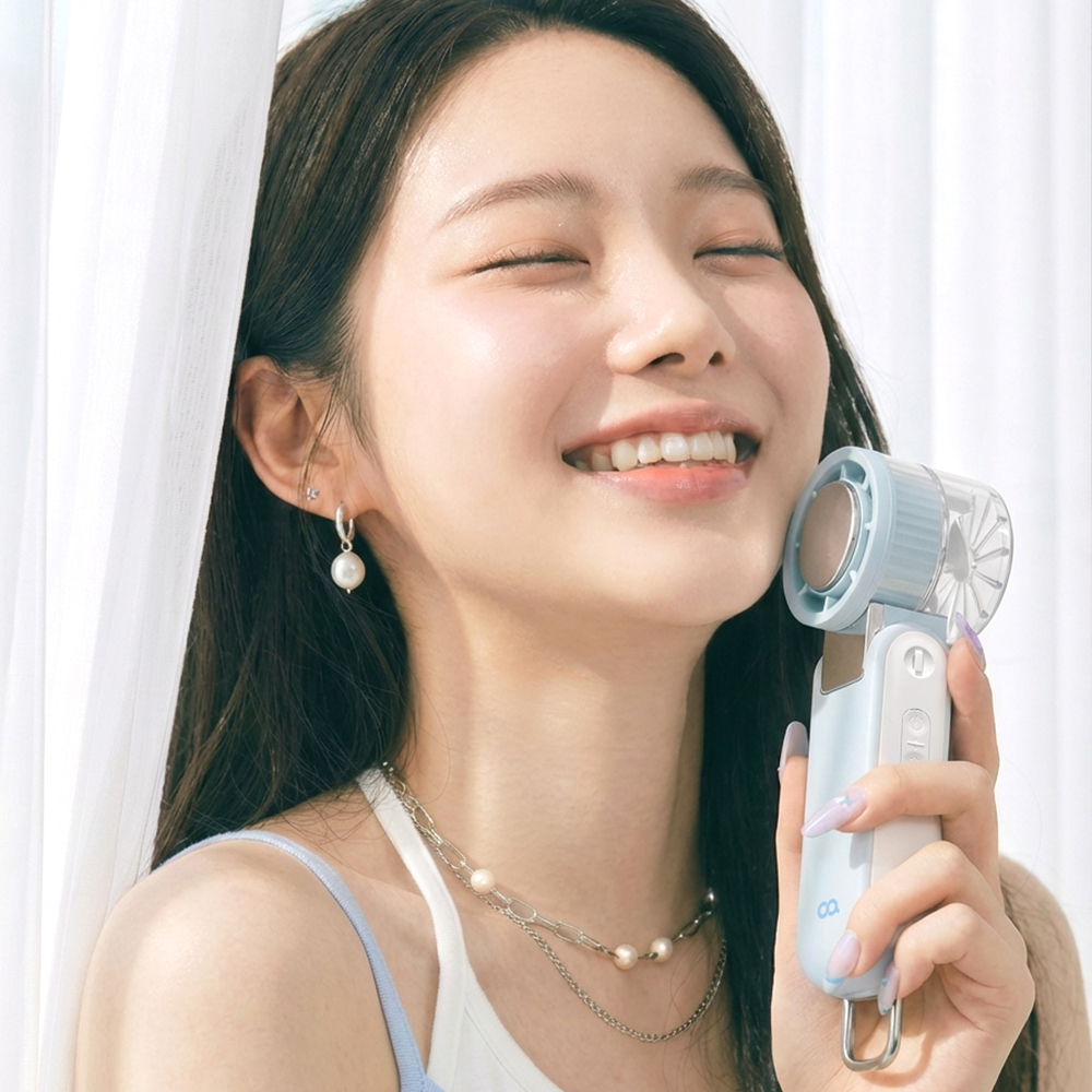 흰색 상의의 여성이 얼굴 옆에 들고 작동하는 모습을 담은 실제 사용 장면