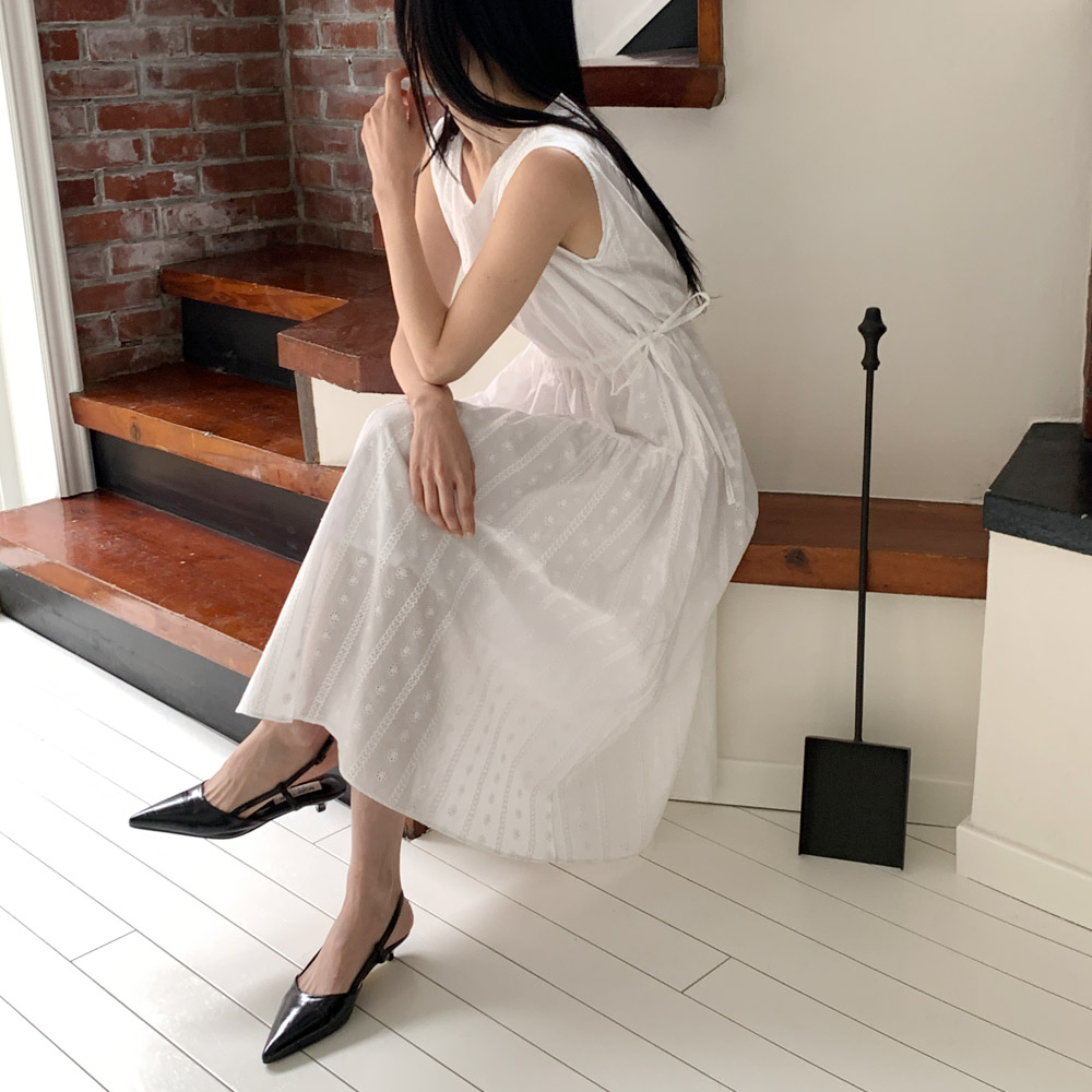 허리 스트링 리본 펀칭 민소매 원피스 봄 여름 롱원피스 자수 레이스 화이트 셔링 블랙 - 상품 이미지