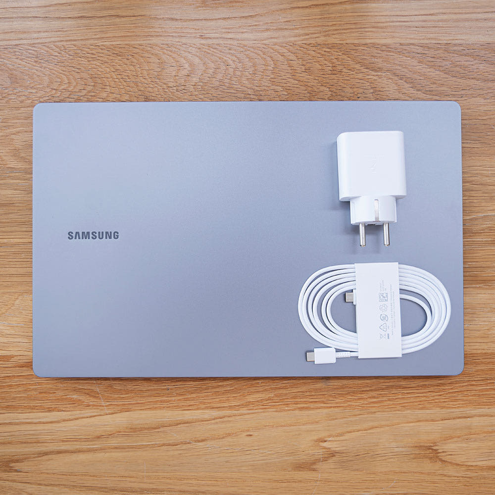 갤럭시북4 휴대성 강조 컷