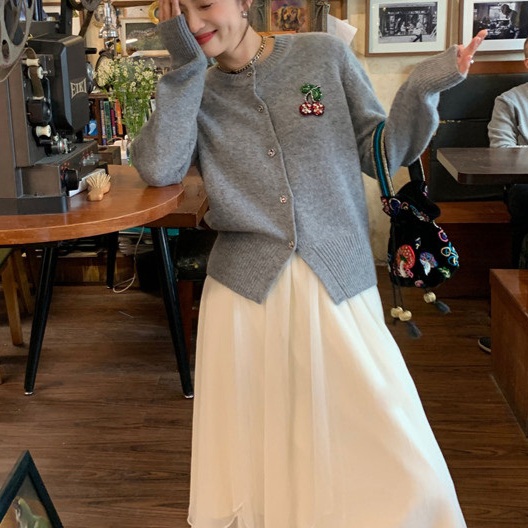 체리큐빅포인트 라운드넥 울가디건 반짝거리는단추 여성스러운 기본핏 봄가을 그레이 - 상품 이미지
