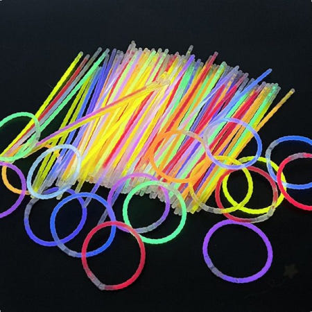 무지개색 형광 막대 공연장 응원 야간 행사 축제 이벤트 파티 야외 활동 조명
