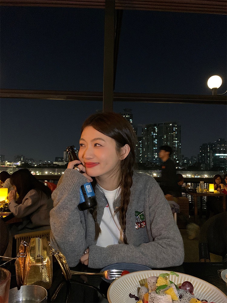 체리큐빅포인트 라운드넥 울가디건 반짝거리는단추 여성스러운 기본핏 봄가을 그레이 - 상세 이미지 4