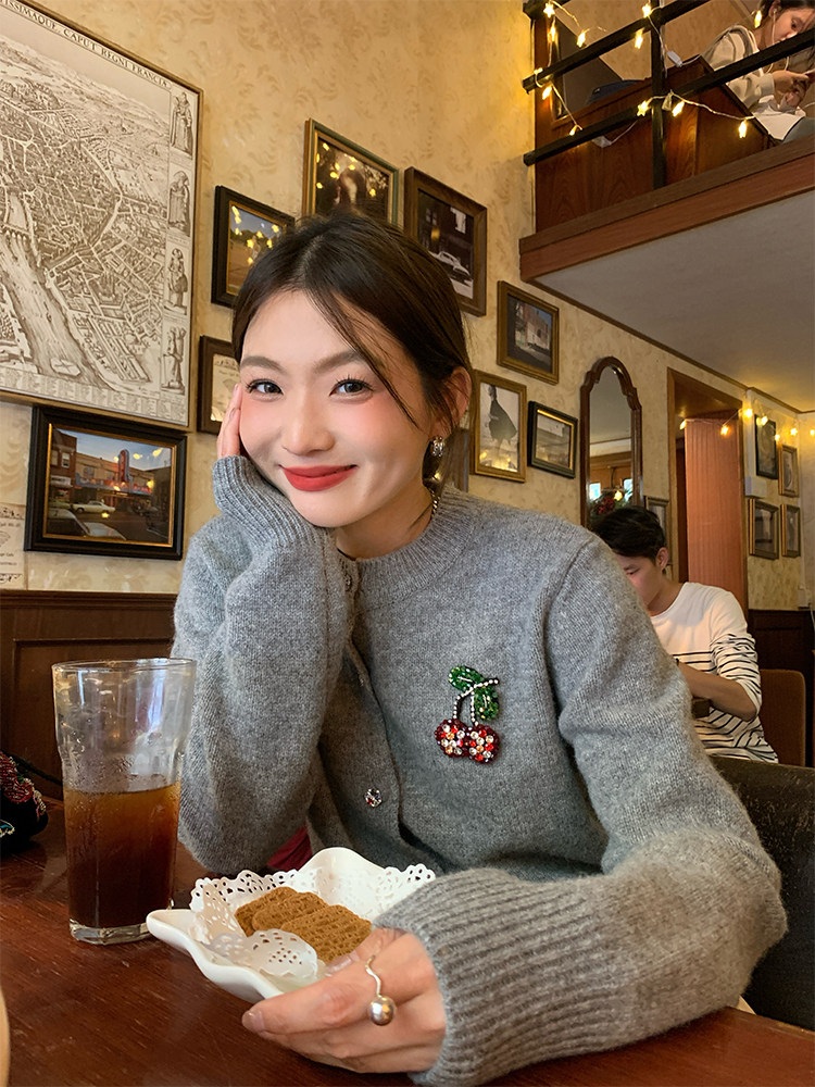 체리큐빅포인트 라운드넥 울가디건 반짝거리는단추 여성스러운 기본핏 봄가을 그레이 - 상세 이미지 2