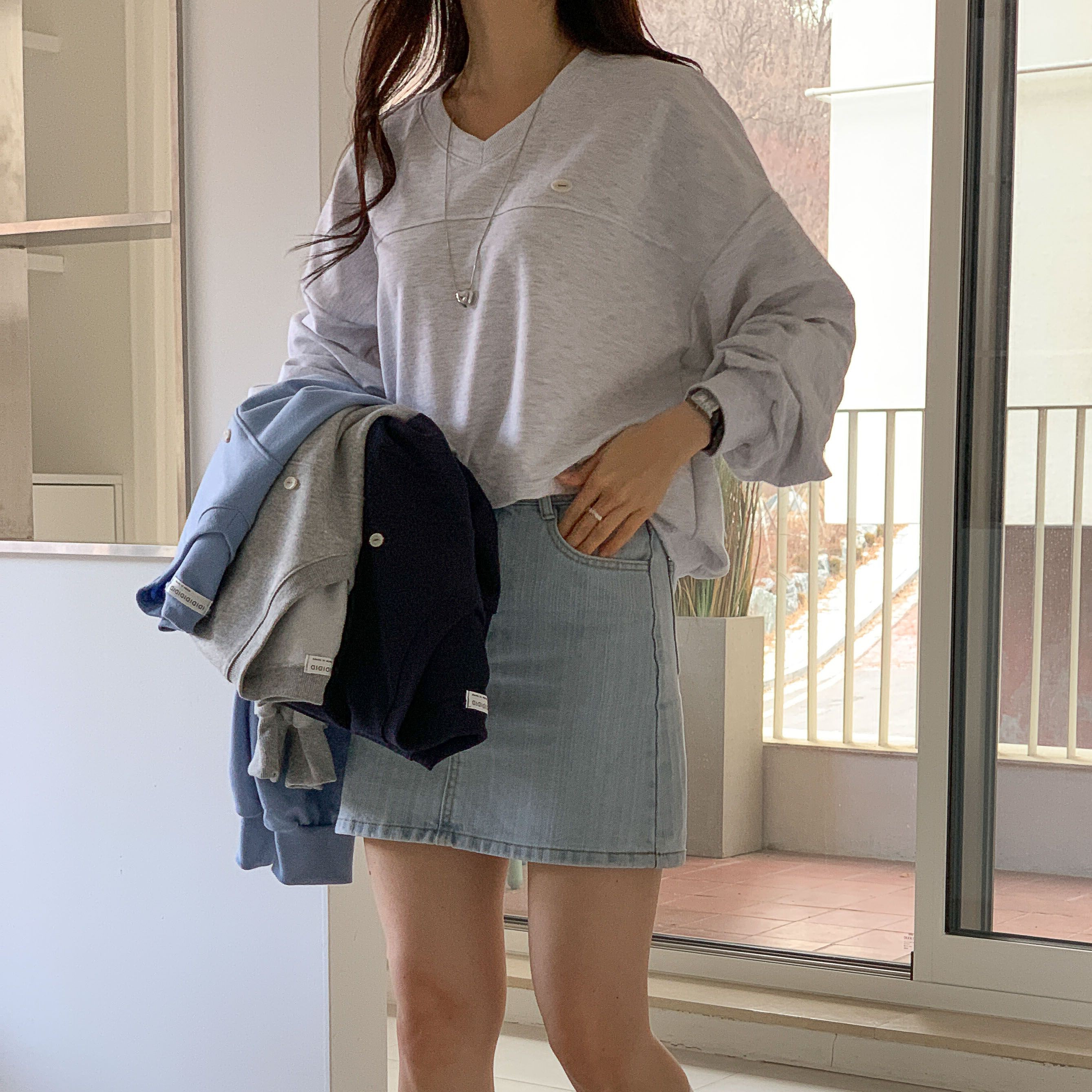 여성 브이넥 맨투맨 오버핏 데일리룩 긴팔티 스웨트셔츠 - 상세 이미지 5