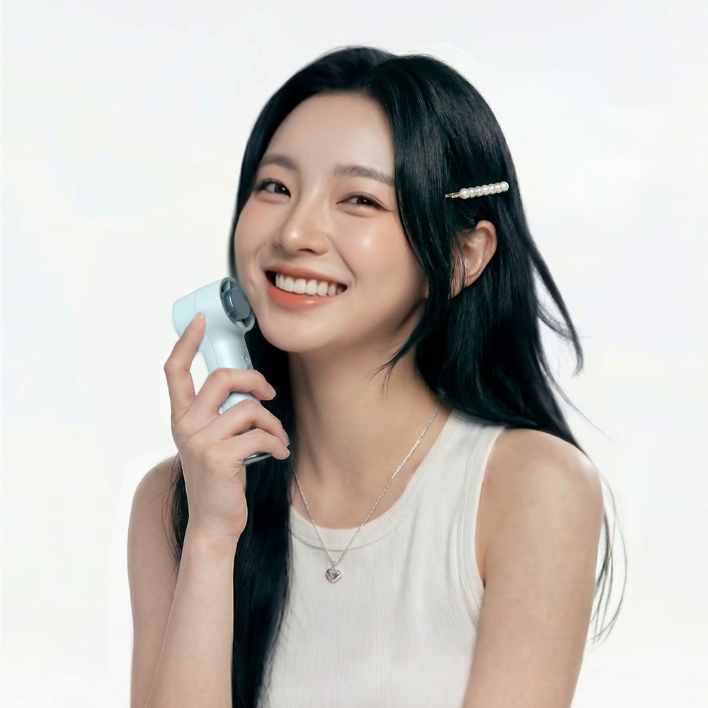 하늘색 휴대용 선풍기를 손에 들고 있는 여성의 옆모습으로 제품 휴대성을 보여주는 사진