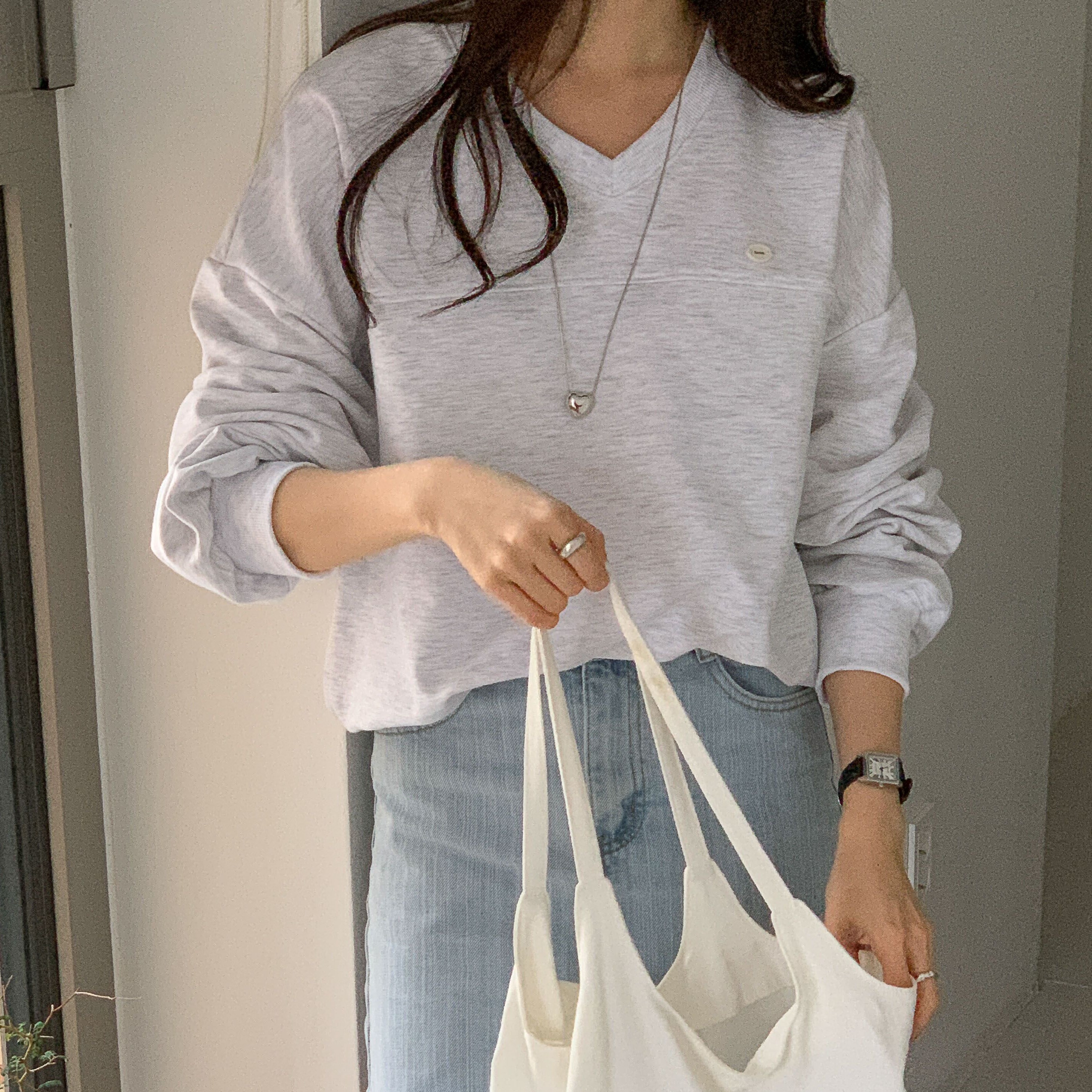 여성 브이넥 맨투맨 오버핏 데일리룩 긴팔티 스웨트셔츠 이미지 7