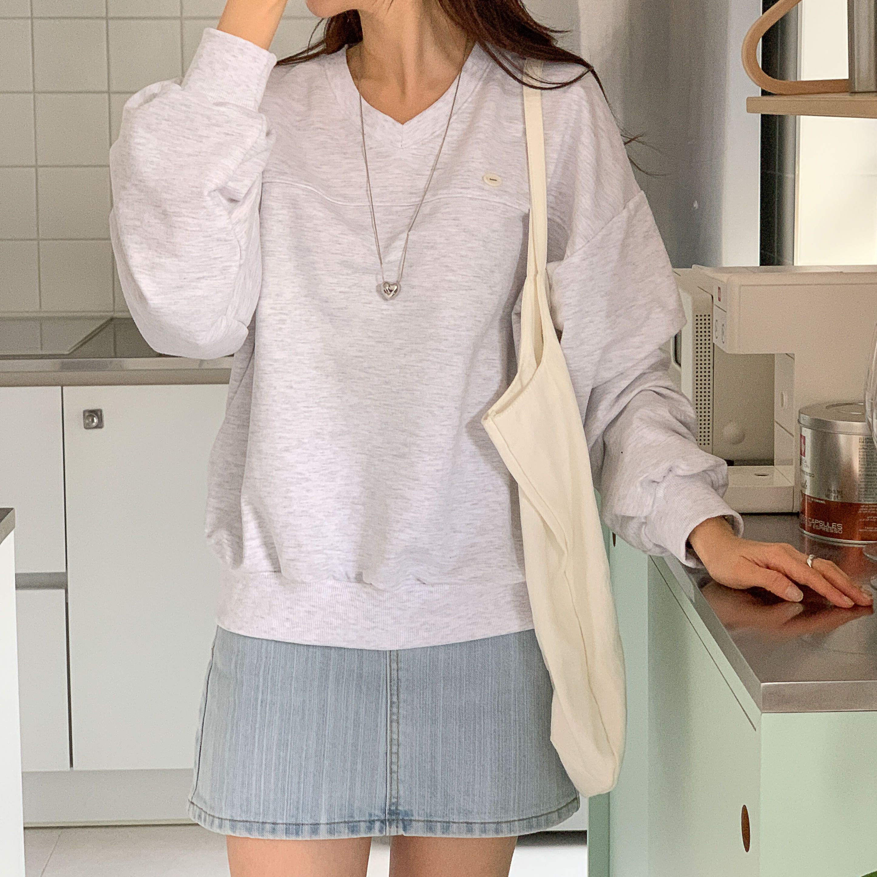 여성 브이넥 맨투맨 오버핏 데일리룩 긴팔티 스웨트셔츠 - 상세 이미지 2