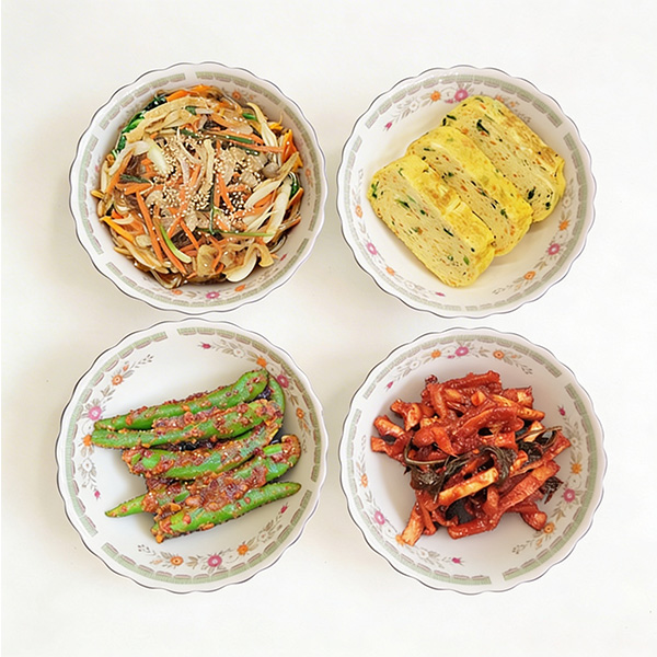 가정식 수제반찬 당일만든 반찬세트 잡채 계란말이 아삭고추된장무침 무말랭이무침 - 상품 이미지