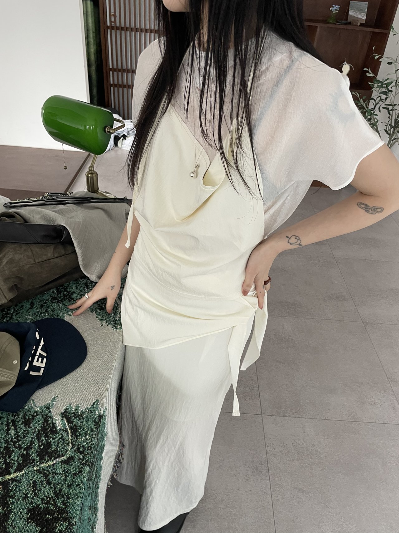 [세트 가능] 오버무드 여성 샤틴 드레이프 홀터 레이어드 끈 허리 조절 나시탑 블라우스 - 상세 이미지 2