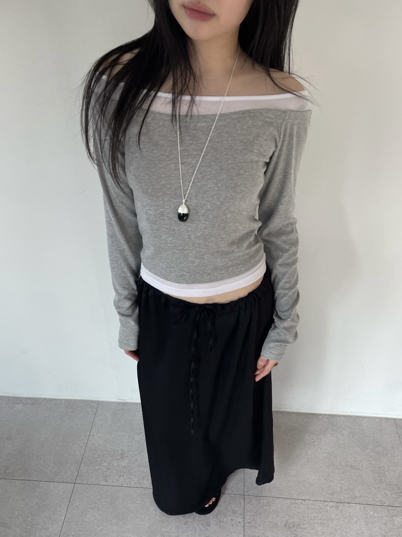 오버무드 여성 보트넥 배색 레이어드 오프숄더 원단 좋음 슬림핏 긴팔 티셔츠 - 상세 이미지 3