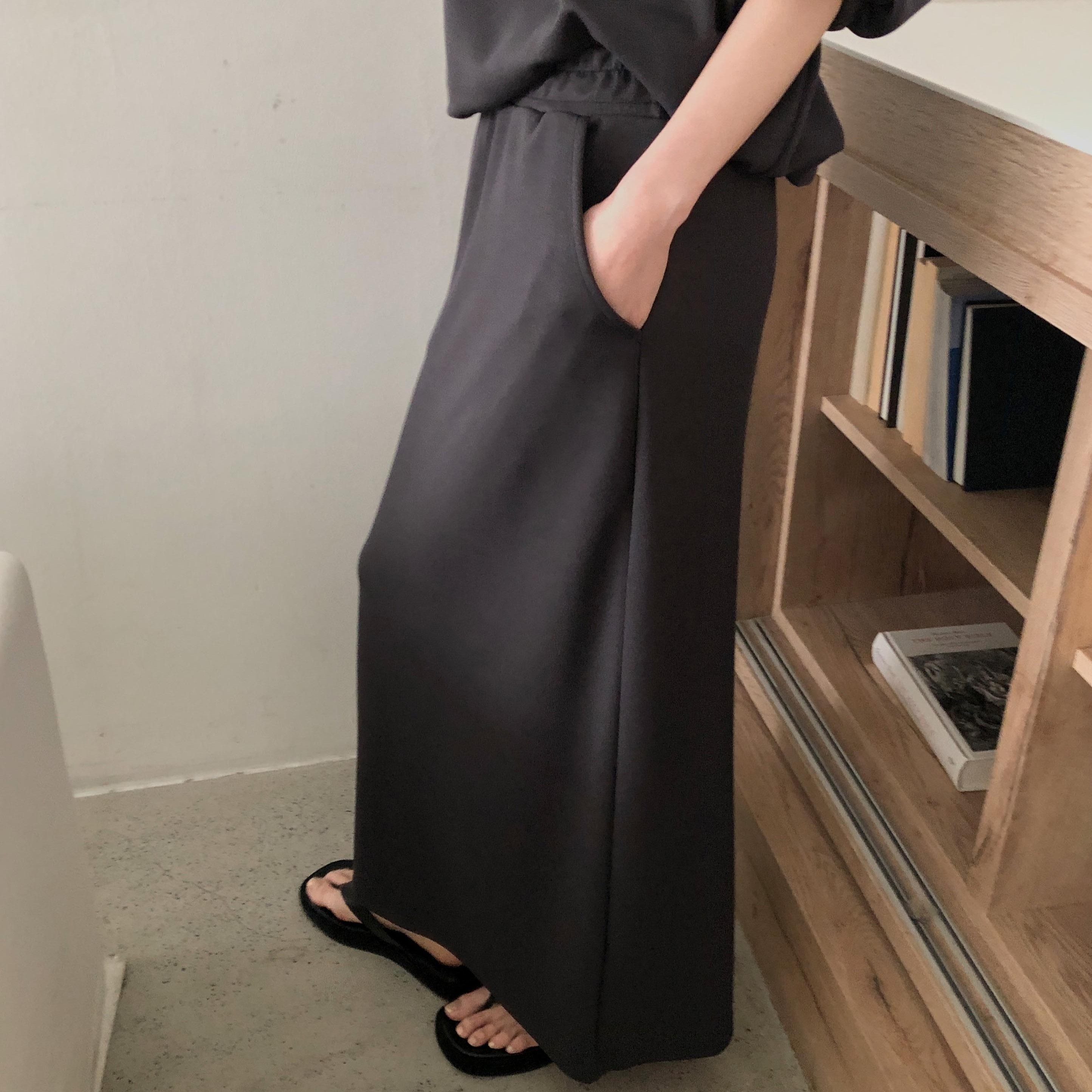 여성 H라인 롱스커트 링클프리 데일리룩 이지웨어 트레이닝복 원마일웨어 뒤트임 밴딩 치마 - 상세 이미지 3