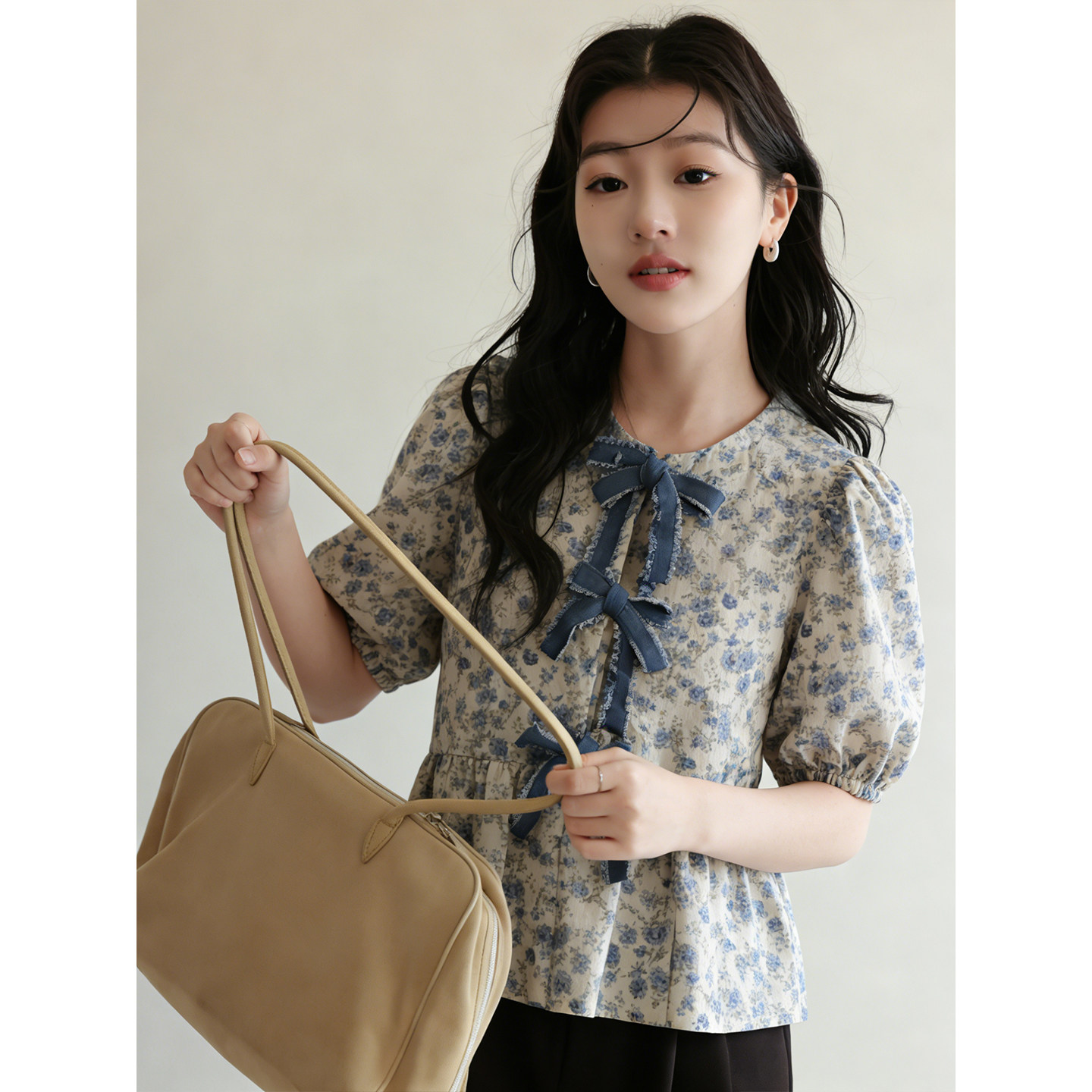 플라워 블라우스 로맨틱 퍼프소매 리본장식 페블럼 여름 - 상세 이미지 4