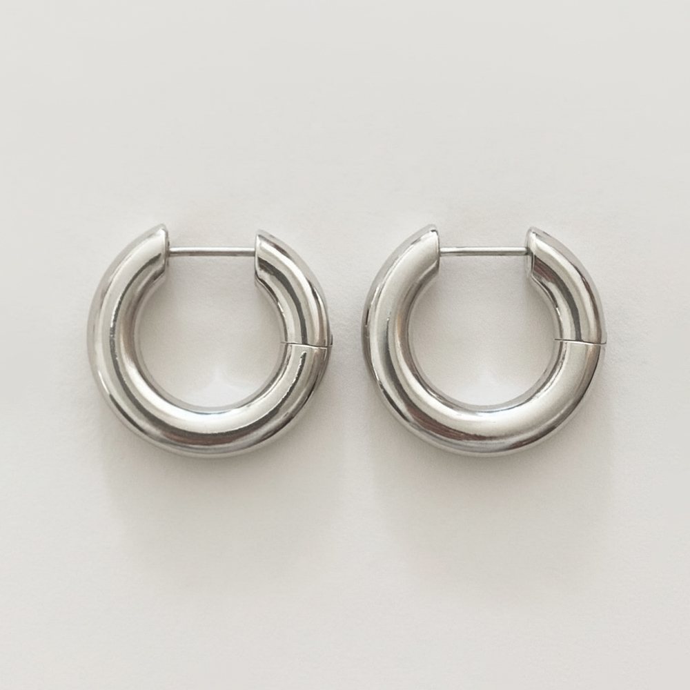 [무배] 실버925 18k 화이트 플래팅 5mm 할로우 볼드 원터치 링귀걸이 - 상세 이미지 2