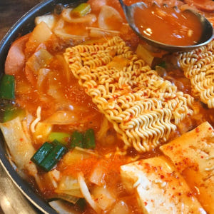 [센터합배송]국물이 끝내주는 의정부 김치부대찌개 800g 터질듯 담은 모... 맛있게 먹은 솔직 후기 - 상품 이미지 1