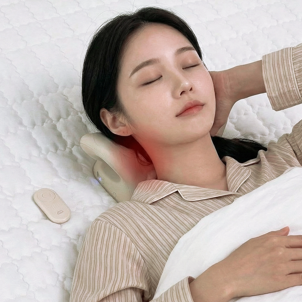 침대에 누워 목 아래에 기기를 받친 채 휴식을 취하는 장면으로, 목 부위에 빨간색 온열 효과 영역이 표시되어 있습니다.
