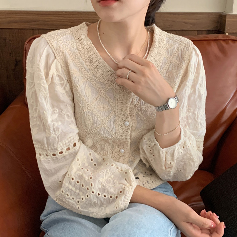 여성 외출 나들이 데일리 패션 자수 포인트 펀칭 레이스 블라우스 - 화이트