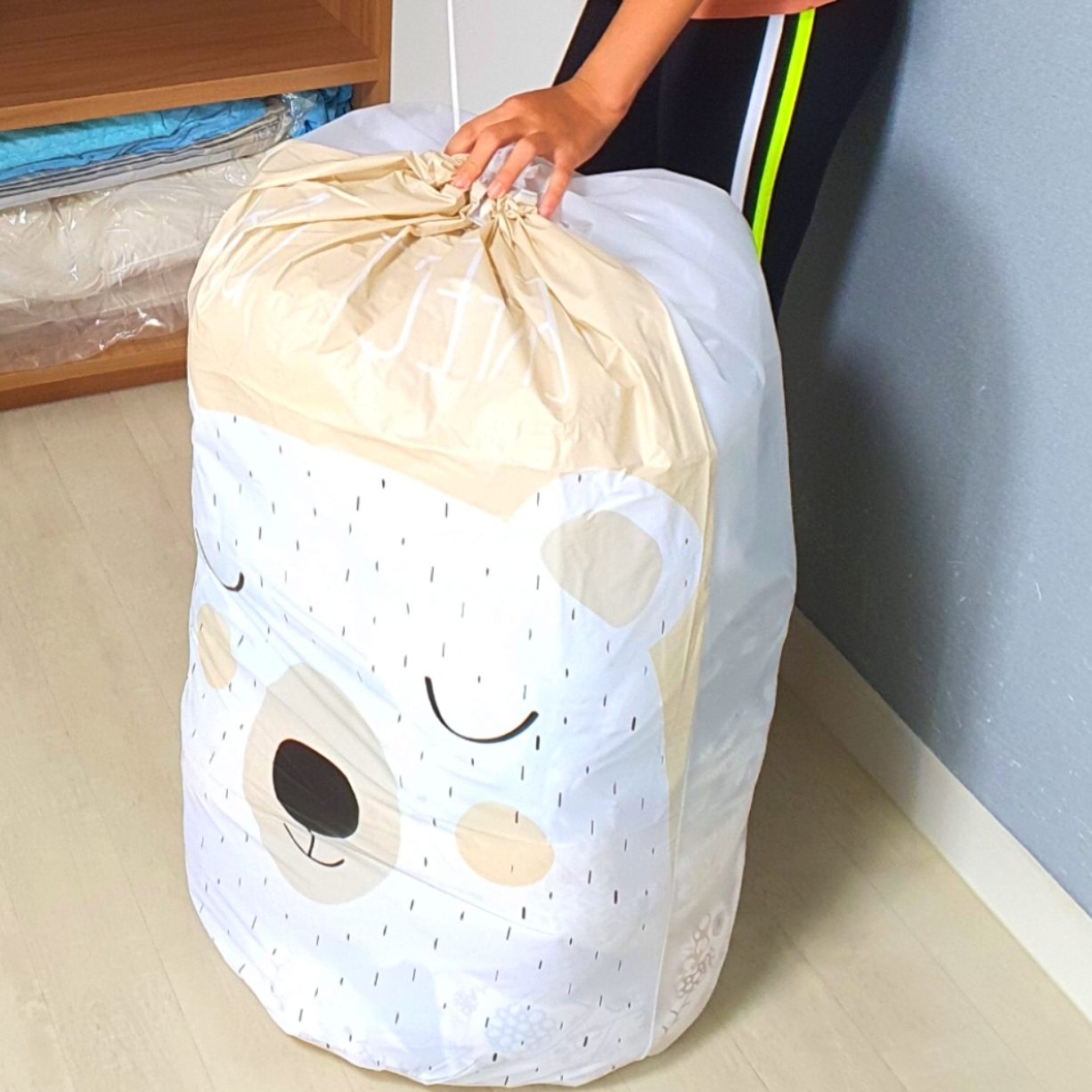 습기차단대형보관팩 곰돌이브라운침구수납이불보관팩 대형옷장정리이불정리파우치 70cm - 상품 이미지