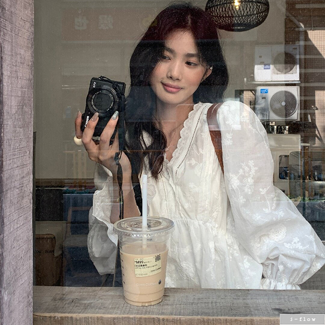 더클 브이넥 레이스 자수 밴딩 코튼 블라우스 (화이트) 봄 여름 시스루 플라워 제이플로우 - 상세 이미지 5