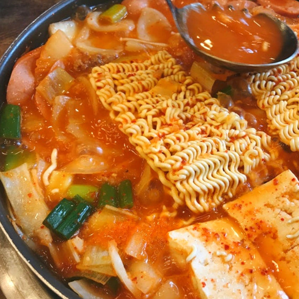 국물이 끝내주는 의정부 김치부대찌개 800g 터질듯 담은 모듬햄 김치 - 상세 이미지 2