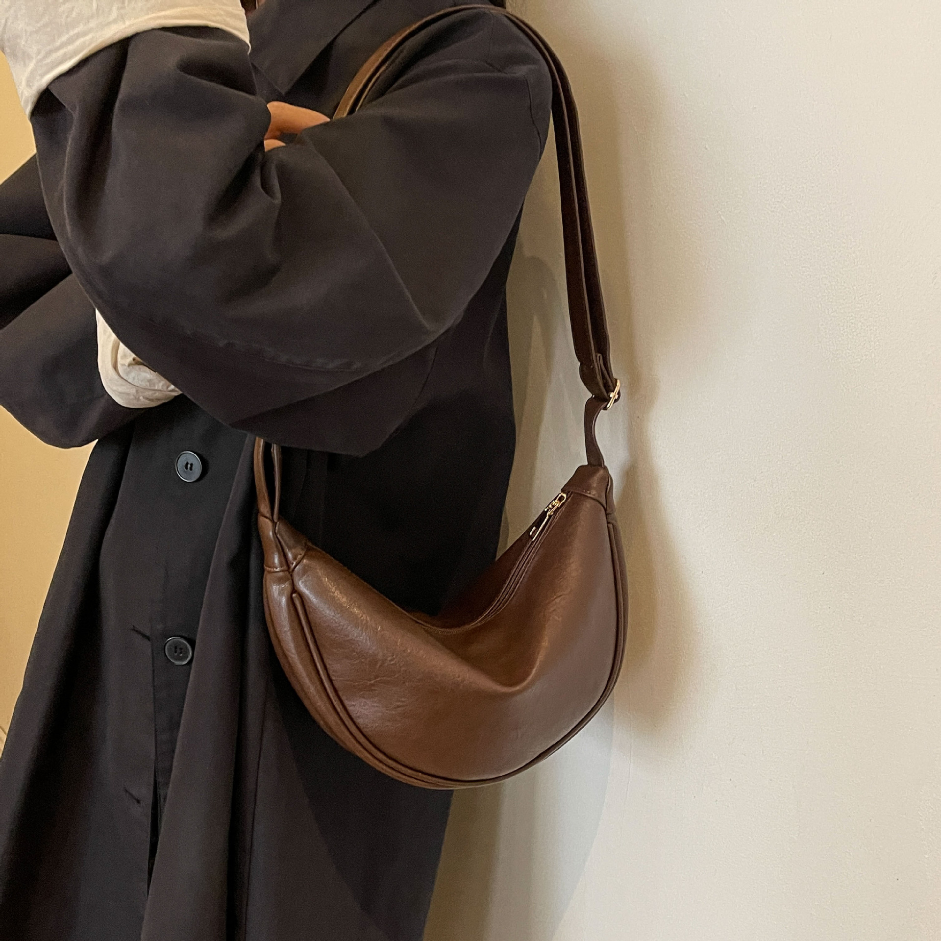 비안카 반달 크로스백 크루아상 미니가방 이미지 8